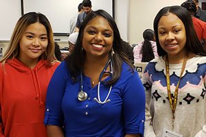 a Rowan-Virtua doctor mentors two students in the HCOP program
