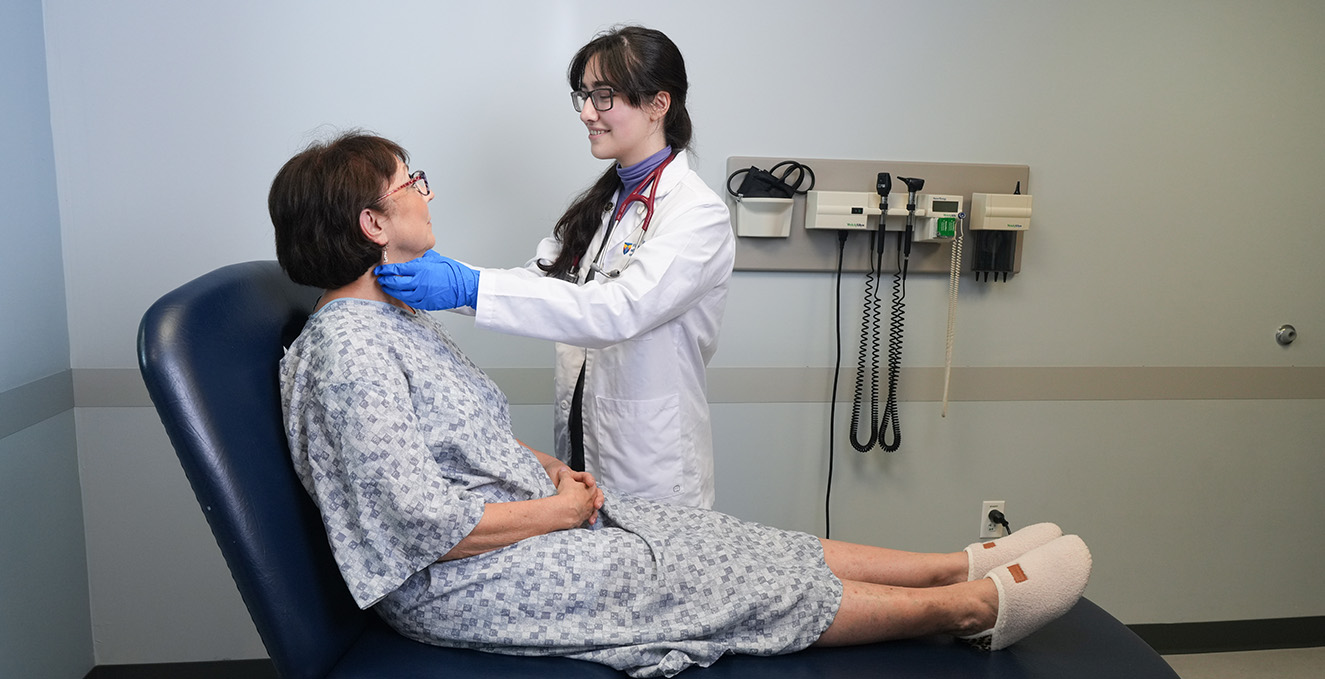 student works with a standardized patient in a clinical setting