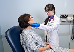 an SOM medical student works on a diagnosis for a standardized patient